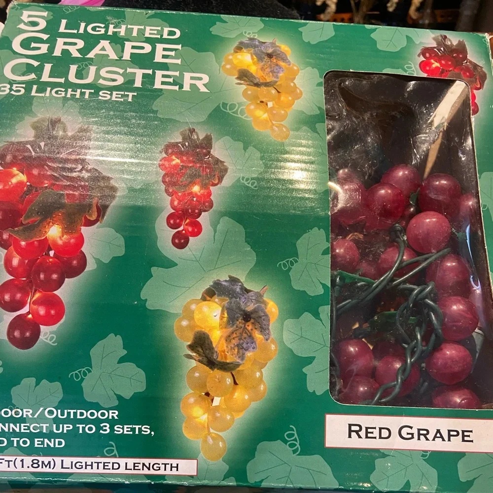 EUC Lighted strand of red grapes 🍇